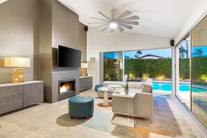 TV, fireplace, stereo - Lush & Tranquil 3BR Palm Springs Oasis Pool & Spa (Palm Springs)