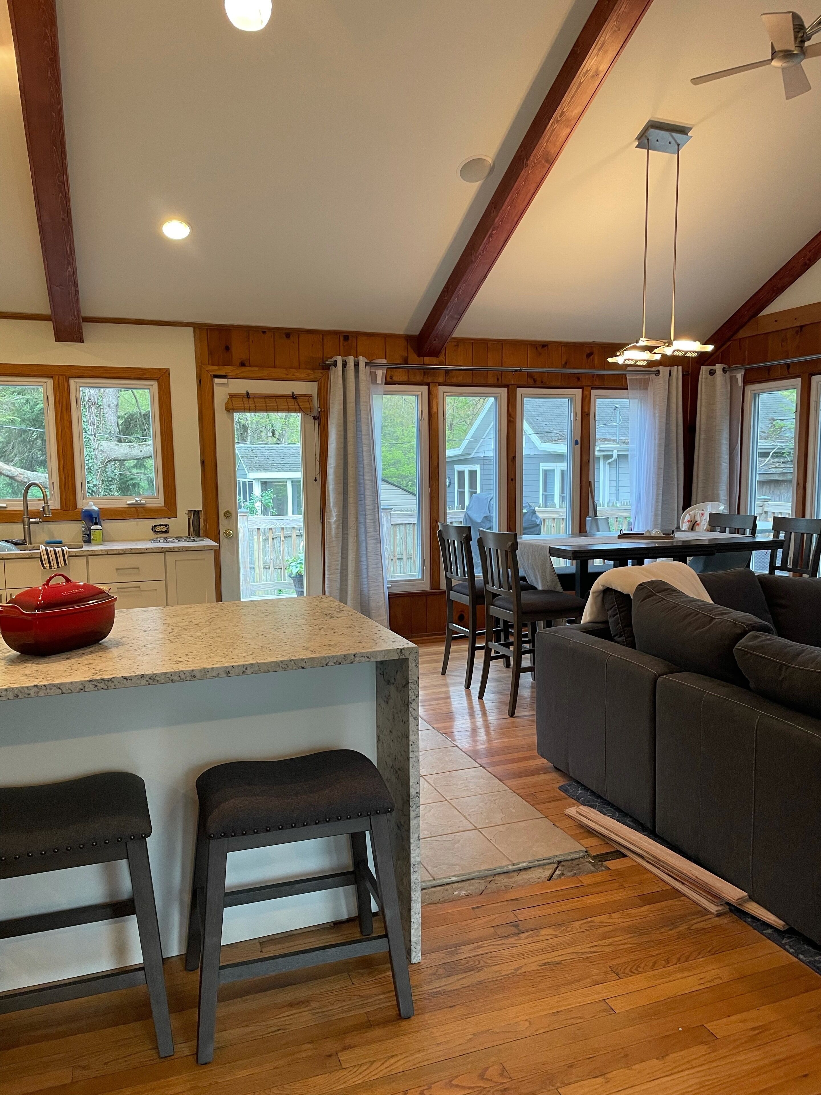 In Union Pier! The Keeley Ranch By The Beach: 5-bedrooms+jacuzzi+yard+parking - New Buffalo, MI