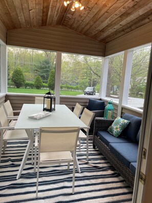 Dining - In Union Pier! The Keeley Ranch by the beach: 5-bedrooms+jacuzzi+yard+parking (Union Pier)