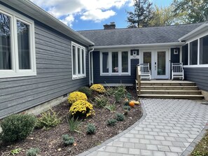 Exterior detail - In Union Pier! The Keeley Ranch by the beach: 5-bedrooms+jacuzzi+yard+parking (Union Pier)