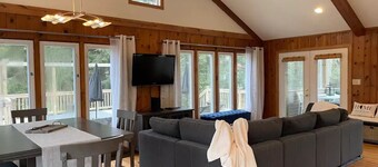In Union Pier! The Keeley Ranch by the beach: 5-bedrooms+jacuzzi+yard+parking