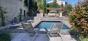 Una piscina al aire libre, una piscina climatizada