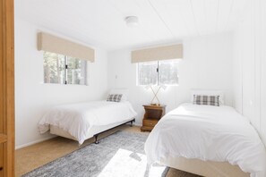 4 bedrooms, desk, iron/ironing board, travel crib - Modern Greer Lake House with Hot Tub (Greer)