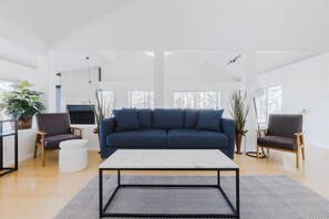 Smart-TV, Kamin, Bücher