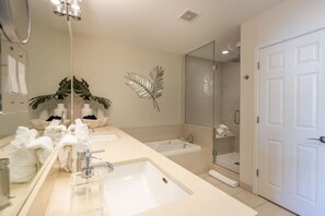 Combined shower/bathtub, hair dryer - Old Town Scottsdale w/ Pool, Casita & 5 Bedrooms! (Scottsdale)