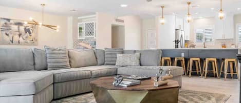 Televisión, chimenea, mesa de ping pong