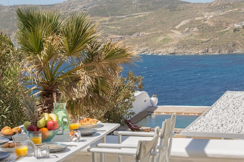 An elegant Villa with infinity pool and a breathtaking sea view