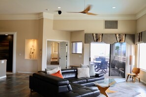 Smart-TV, Kamin, Bücher, Drucker