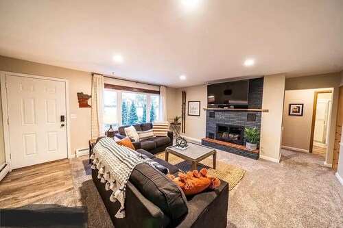 Lakefront Condo, 2 bedroom, with Dock & Private Patio! Walk to Restaurants!