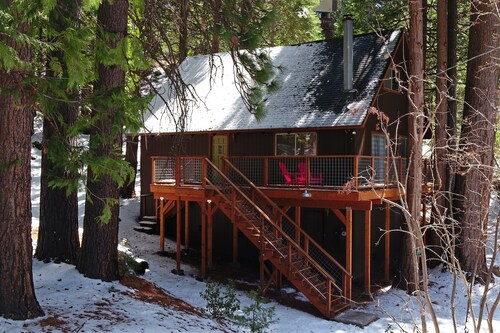 Vintage Pinecrest cabin with HUGE deck- 5 minutes to Pinecrest Lake