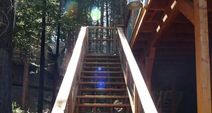 Vintage Pinecrest cabin with HUGE deck- 5 minutes to Pinecrest Lake