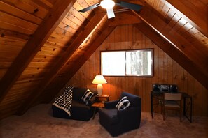 Een smart-tv, een dvd-speler, boeken en een filmbibliotheek