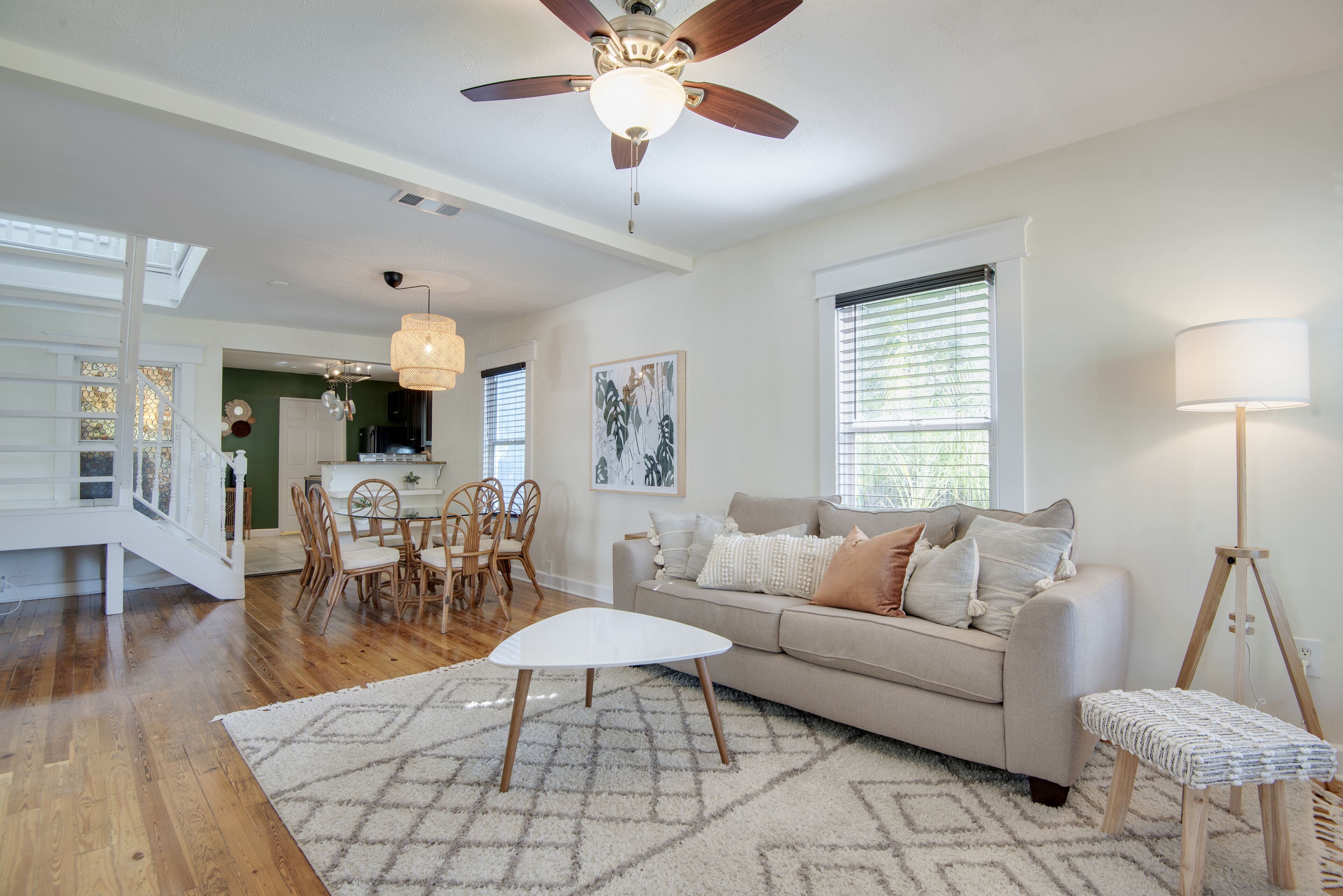3BR Home Sleeps 10 w/ fast Wi-Fi + 9 min to USF & Busch gardens