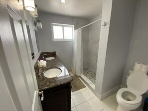 Shower, hair dryer, towels, soap - Miami Shores 5BR Pool Home, Near Beaches, Shopping, Stadiums & Downtown (Miami Shores)