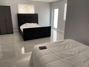 6 bedrooms, iron/ironing board, WiFi, bed sheets - Miami Shores 5BR Pool Home, Near Beaches, Shopping, Stadiums & Downtown (Miami Shores)