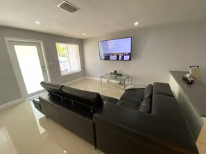 Smart TV - Miami Shores 5BR Pool Home, Near Beaches, Shopping, Stadiums & Downtown (Miami Shores)