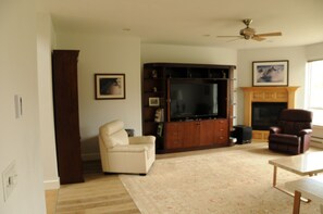 Smart TV, reproductor de DVD, libros y biblioteca musical