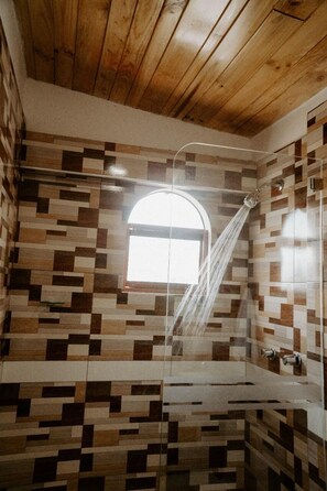 Shower, towels - Atusparia Guest House (Huaraz)