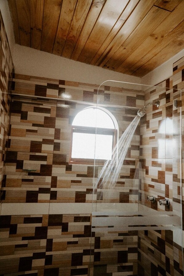 Shower, towels - Atusparia Guest House (Huaraz)