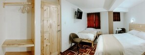 Family Triple Room | Free WiFi - Atusparia Guest House (Huaraz)