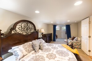 5 bedrooms, desk, iron/ironing board, travel cot