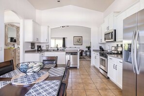 Réfrigérateur, four à micro-ondes, un four, surface de cuisson