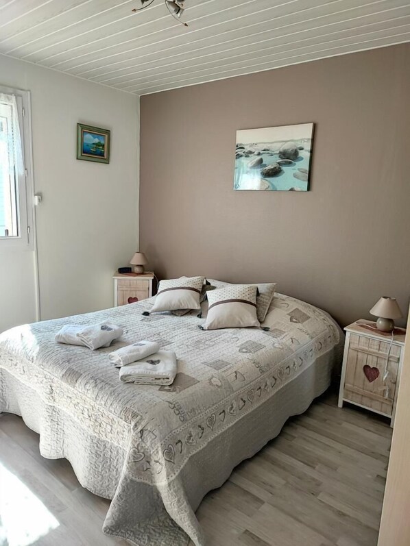 2 bedrooms, iron/ironing board, free WiFi, bed sheets