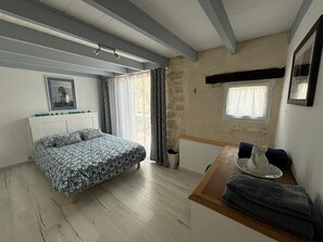 3 chambres, bureau, fer et planche à repasser, accès au Wi-Fi (inclus)