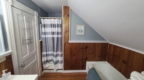 Baignoire, sèche-cheveux, serviettes fournies, savon