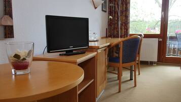 Chambre Double, 1 trÚs grand lit, non-fumeurs, vue vallée | 2 chambres, ameublement personnalisé, bureau