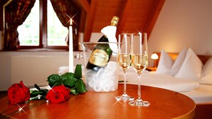 Habitación básica doble, 1 cama de matrimonio grande, no fumadores, vistas al valle | Servicio de comidas en la habitación