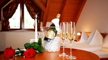 Chambre Double, 1 trÚs grand lit, non-fumeurs, vue vallée | Restauration dans la chambre