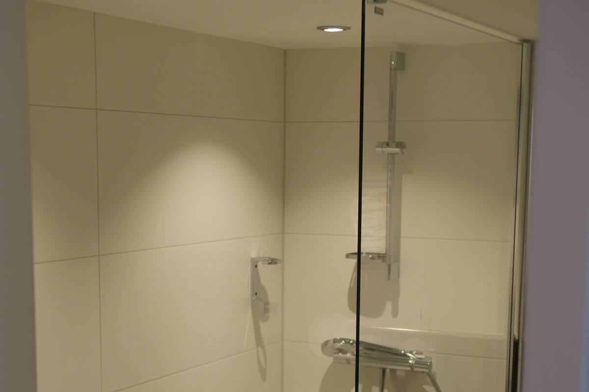Basic Single Room, 1 Single Bed | Bathroom | Shower, rainfall showerhead, hair dryer, towels