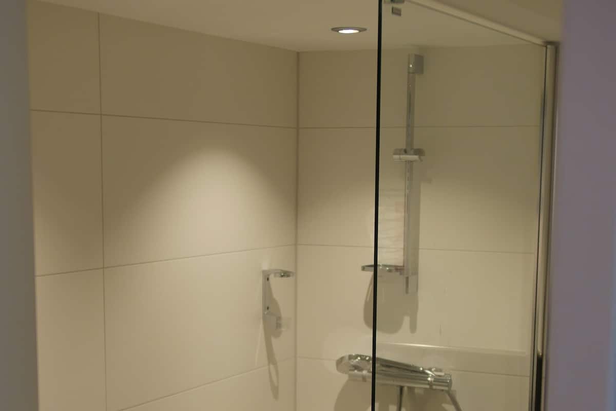Habitación individual básica, 1 cama individual | Baño | Regadera, regadera tipo lluvia, secadora de cabello, toallas