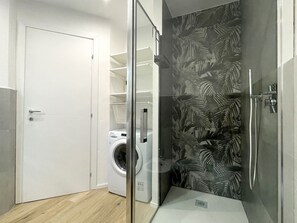 Een douche, een haardroger, een bidet, handdoeken