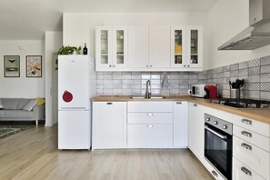 Kühlschrank, Mikrowelle, Ofen, Herdplatte