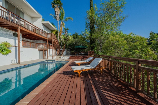 Una piscina al aire libre, una piscina climatizada