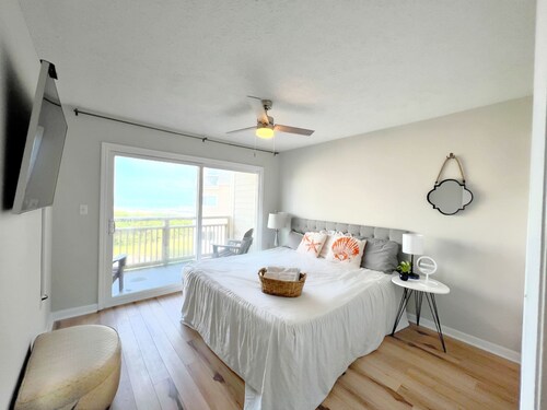 BEACHFRONT:3 BR, 2 Full BA, Renovated, Beach Access , BBQ, Pool, Sleeps 9