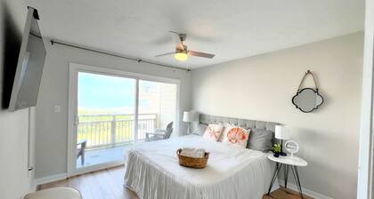 BEACHFRONT:3 BR, 2 Full BA, Renovated, Beach Access , BBQ, Pool, Sleeps 9