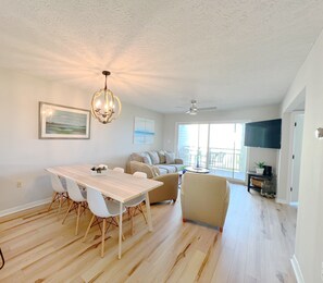 Een smart-tv, een dvd-speler en boeken