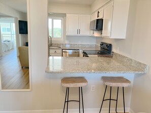 Een koelkast, een magnetron, een oven, een kookplaat