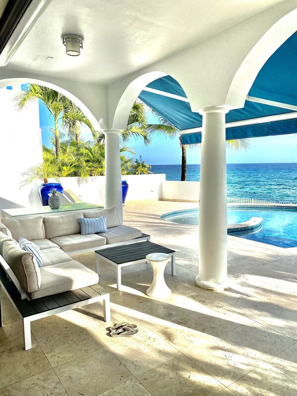 Outdoor pool - Shore Pointe Beach stunning modern villa neighbouring 5 star Belmond La Samanna (Cupecoy)