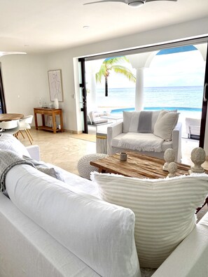 Smart TV, livros, aparelho de som