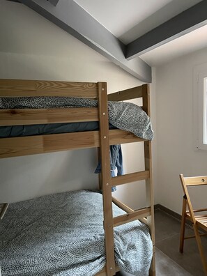 2 bedrooms, iron/ironing board, free WiFi