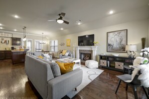 Älytelevisio, takka, kirjoja