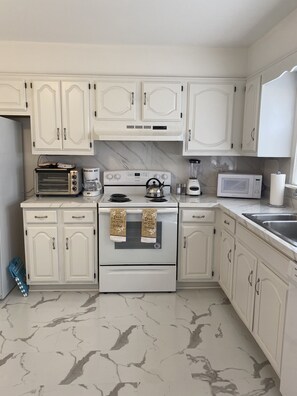 Fridge, microwave, oven, stovetop - Fabulous Family Rancher- Near Ocean City NJ Beaches ! (Somers Point)