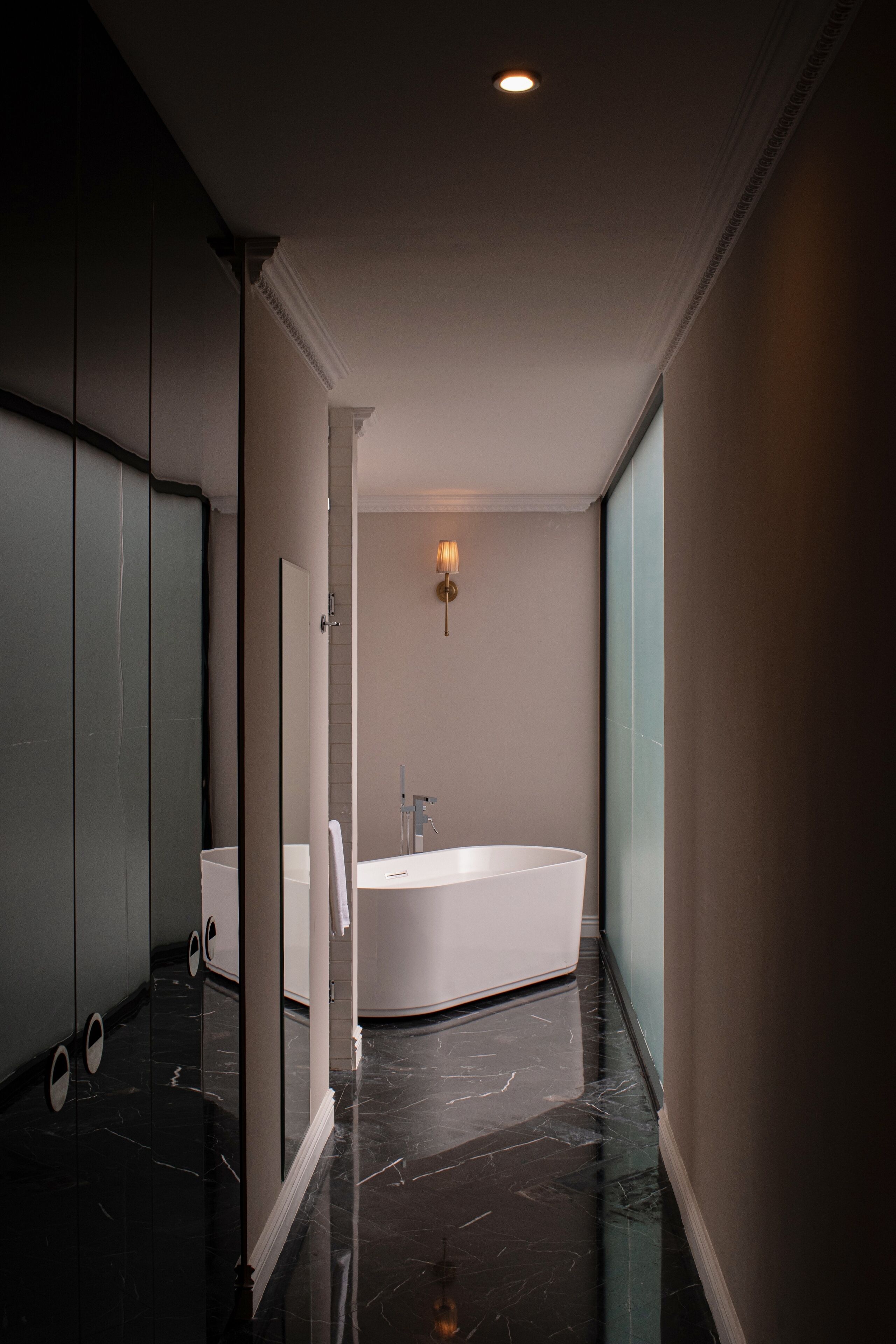 Un baño moderno con una bañera independiente, inodoro y lavamanos.