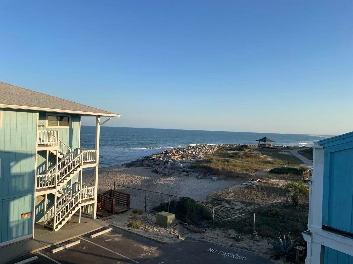 Beachside-Cozy and Inviting Top floor Condo with breathtaking views
