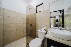 Shower, hair dryer, towels, soap - Beach Hotel - Buena Vista + (Manuel Antonio)