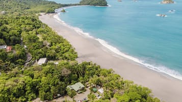 En la playa, camastros y toallas de playa